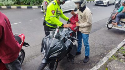 Anggota Satlantas Polrestabes Surabaya saat melaksanakan operasi Patuh Semeru 2023.
