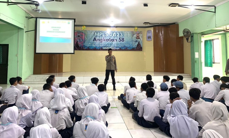 Polisi saat memberikan bimbingan kepada murid yang sedang melaksanakan MPLS (Masa Pengenalan Lingkungan Sekolah) di SMP Negeri 27 Kelurahan Ujung Semampir Surabaya. (Samsul-HR).