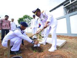 Dankodiklatal Tanam Pohon Durian di Satdik-2 Kodiklatal Makassar