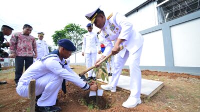 Foto : Dankodiklatal Tanam Pohon Durian di Satdik-2 Kodiklatal Makassar