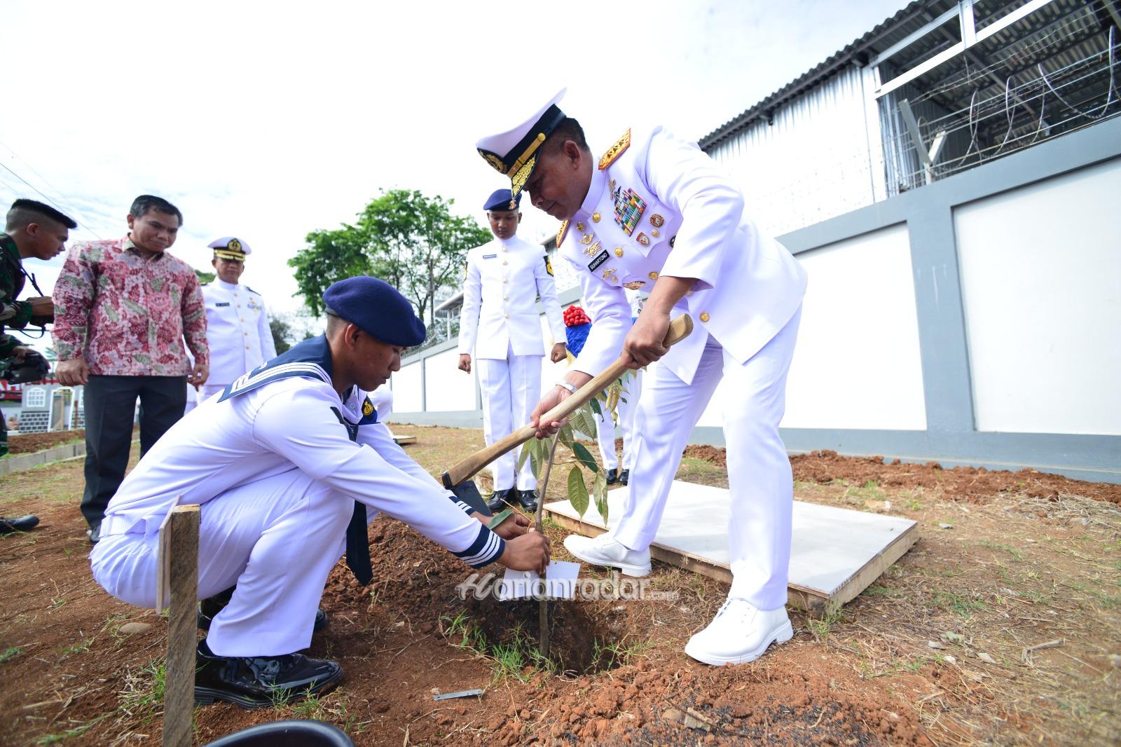 Foto : Dankodiklatal Tanam Pohon Durian di Satdik-2 Kodiklatal Makassar