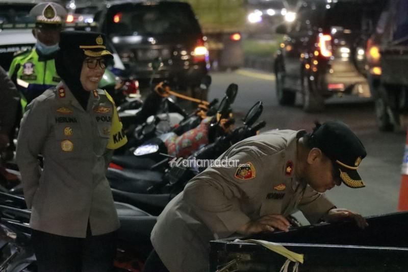 Kapolres Pelabuhan Tanjung Perak AKBP Herlina, bersama Wakapolres Kompol Wahyu Norman Hidayat, saat melakukan pengecekan mobil pengendara di jembatan Suramadu. (Samsul-harianradar.com)