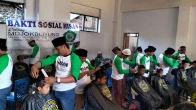 Foto : Anggota Hisan Mojokblitung Saat Mencukur Rambut Ratusan Santri