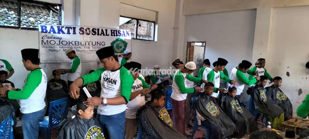 Foto : Anggota Hisan Mojokblitung Saat Mencukur Rambut Ratusan Santri