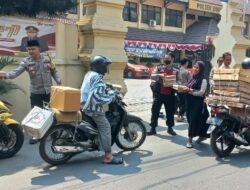 Polisi Berbagi Nasi Kotak Kepada Penguna Jalan di Depan Mako Polsek Dukuh Pakis