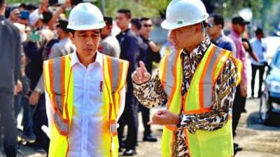 Presiden Joko Widodo meninjau langsung rekonstruksi Jalan Raya Surakarta-Gemolong-Purwodadi di Kabupaten Sragen, Provinsi Jawa Tengah
