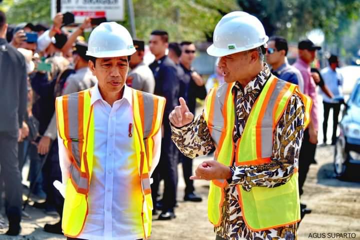 Presiden Joko Widodo meninjau langsung rekonstruksi Jalan Raya Surakarta-Gemolong-Purwodadi di Kabupaten Sragen, Provinsi Jawa Tengah