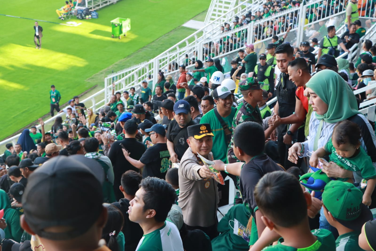 Kapolrestabes Surabaya Kombes Pol Pasma Royce saat membagikan ratusan snack di Tribun Penonton.