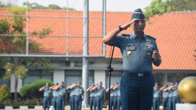 Foto : Komandan Puslatdiksarmil Pimpin Upacara Bendera