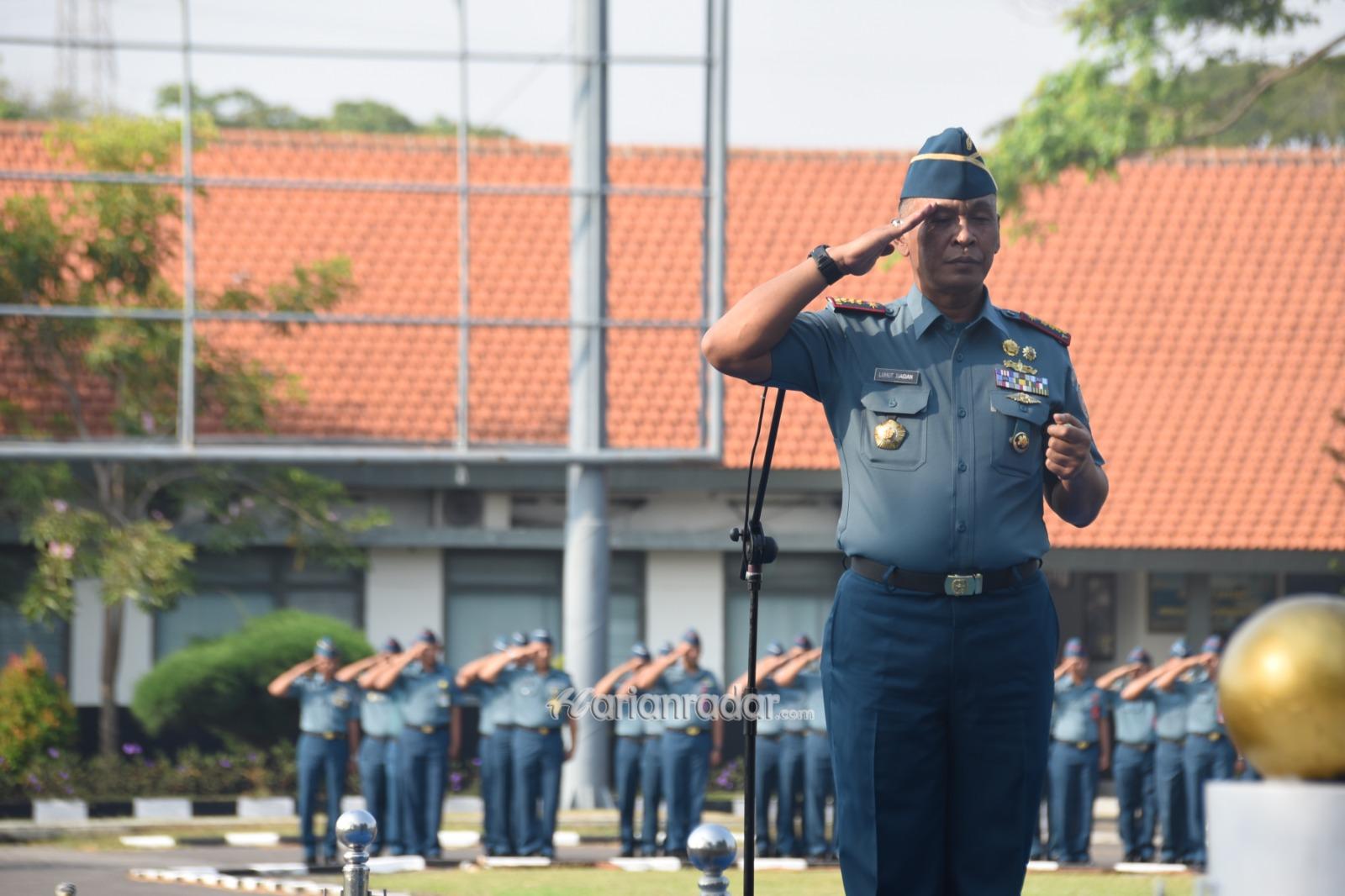 Foto : Komandan Puslatdiksarmil Pimpin Upacara Bendera