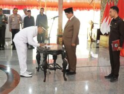 Plt Bupati Lantik Kades Banyoneng Laok