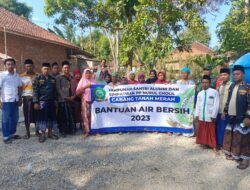 Dampak Kekeringan, Hisan dan Ansor Tanah Merah Salurkan 10 Tangki Air Bersih di Desa Pangeleyan