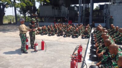 Foto : Bekali Kemampuan Dasar Matra Laut, Siswa Dikmaba TNI AL XLIII/1 Tahun 2023 Melaksanakan Lattek Peknubika