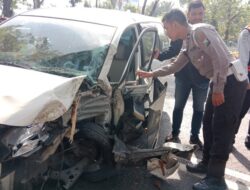 Sopir Diduga Mengantuk, Mobil Xenia di Jalan Ahmad Yani Surabaya Tabrak Pohon