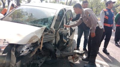 Mobil xenia warna putih dengan nomor polisi B 2770 PCX mengalami kecelakaan tunggal di Jalan Ahmad Yani Surabaya (foto:samsul-harianradar.com).