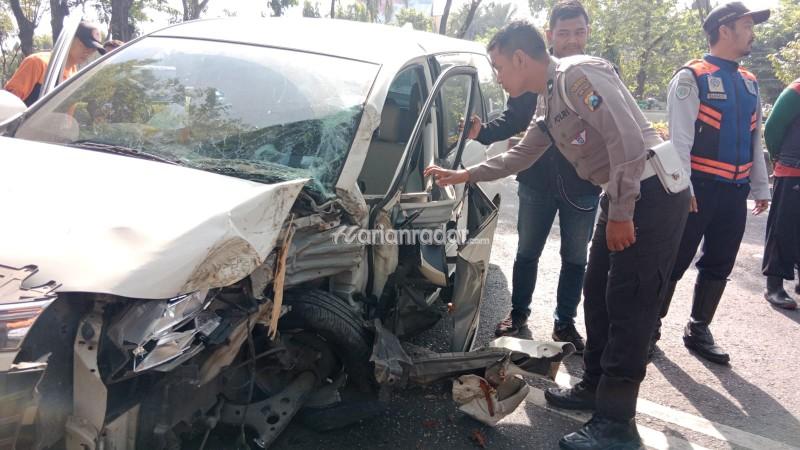 Mobil xenia warna putih dengan nomor polisi B 2770 PCX mengalami kecelakaan tunggal di Jalan Ahmad Yani Surabaya (foto:samsul-harianradar.com).