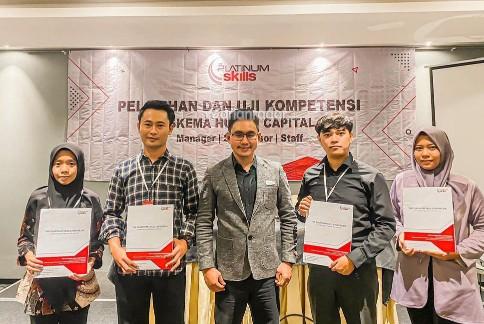 Mahasiswa Program Doktor Pengembangan SDM Universitas Airlangga Berikan Beasiswa Eksekutif Muda untuk Para Fresh Graduate (samsul -harianradar.com).