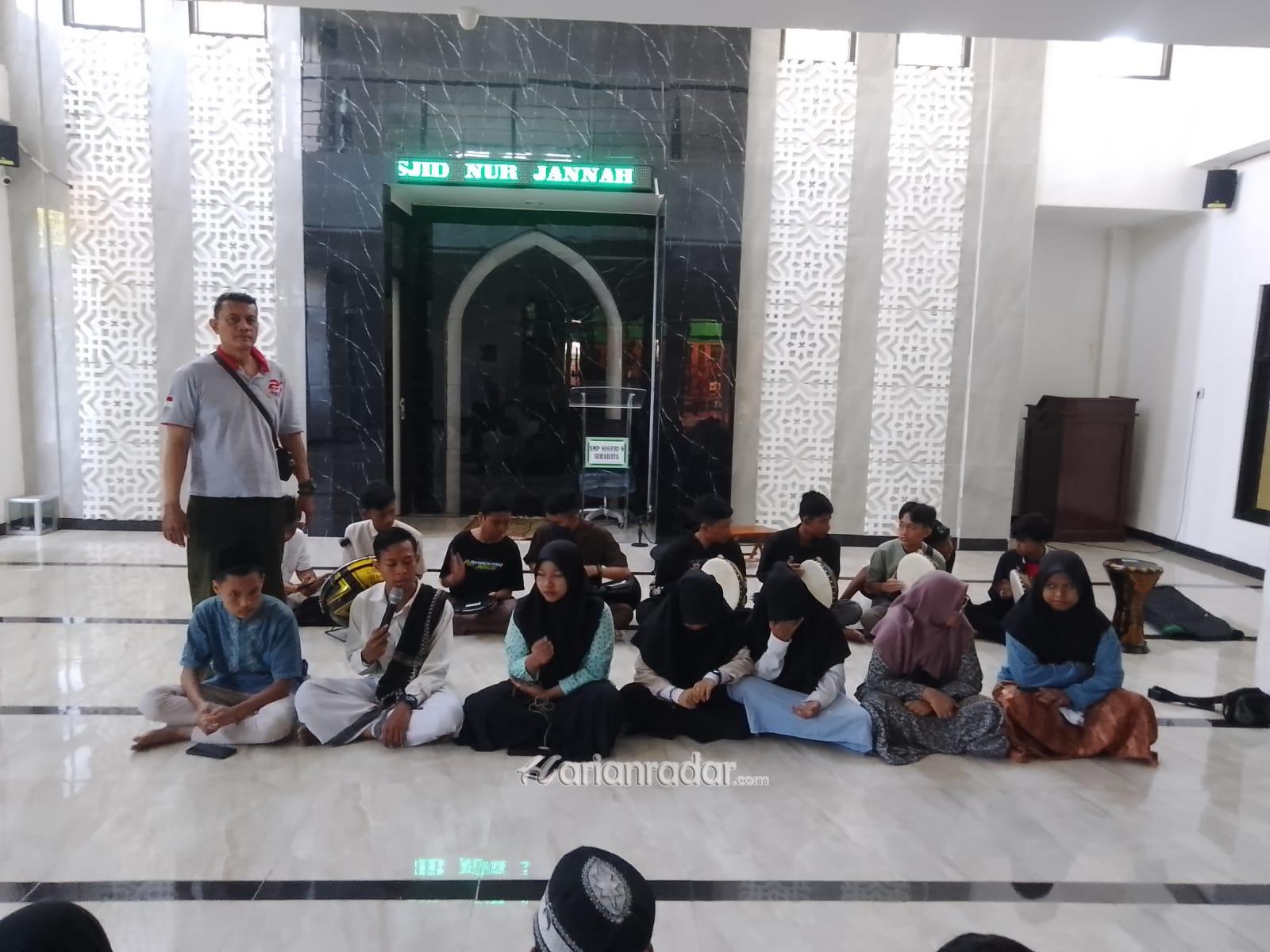 Foto: Siswa SMPN 9 Surabaya Ekstrakurikuler Seni Islam Al-Banjari