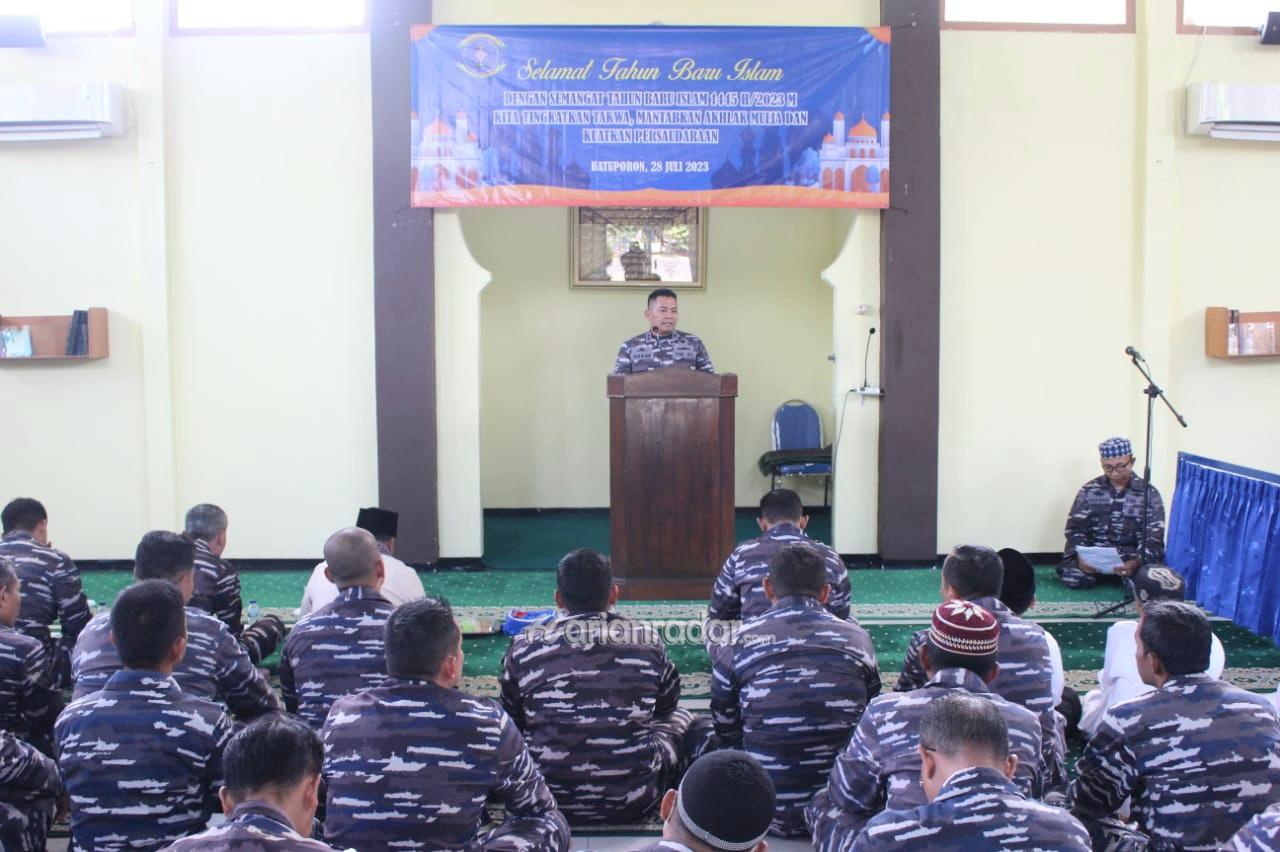 Foto : Peringati Tahun Baru Islam 1445 H, Lanal Batuporon Berikan Santunan kepada Anak Yatim