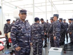 Jelang Latgab TNI, Danlantamal V Dampingi Kasal Tinjau Kesiapan Alutsista TNI AL