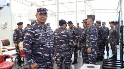 Foto : Jelang Latgab TNI, Danlantamal V Dampingi Kasal Tinjau Kesiapan Alutsista TNI AL