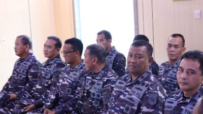 Foto : Danlantamal V Dampingi Kasal Sapa Prajurit Lanal Banyuwangi