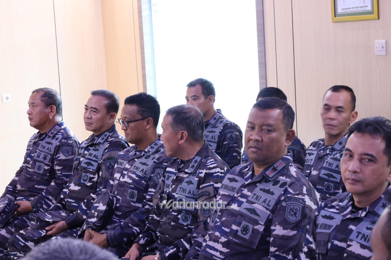 Foto : Danlantamal V Dampingi Kasal Sapa Prajurit Lanal Banyuwangi