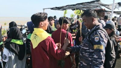 Foto : Cegah Abrasi Poskamladu Pasongsongan Tanam Mangrove Bersama Masyarakat