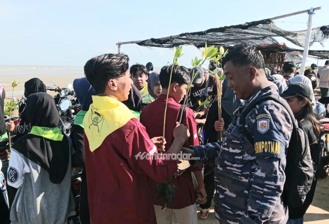 Foto : Cegah Abrasi Poskamladu Pasongsongan Tanam Mangrove Bersama Masyarakat