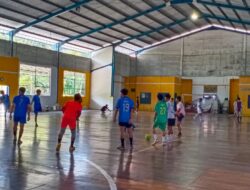 Mahasiswa Stikosa AWS Menggelar Wani Lokal & Fun Match Futsal