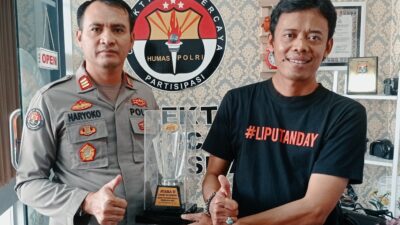 Kasihumas Polrestabes Surabaya AKP Haryoko saat memberikan piala kepada wartawan di Mapolrestabes Surabaya, pada Selasa (4/7) foto:samsul-harianradar.com.