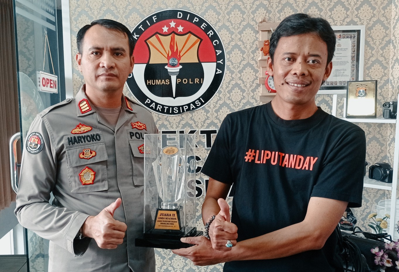 Kasihumas Polrestabes Surabaya AKP Haryoko saat memberikan piala kepada wartawan di Mapolrestabes Surabaya, pada Selasa (4/7) foto:samsul-harianradar.com.