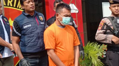 Kanit Jatanras Satreskrim Polres Pelabuhan Tanjung Perak Surabaya, Ipda Mustofah saat mengiring pelaku SA menuju tempat rilis. (foto:samsul -harianradar.com).