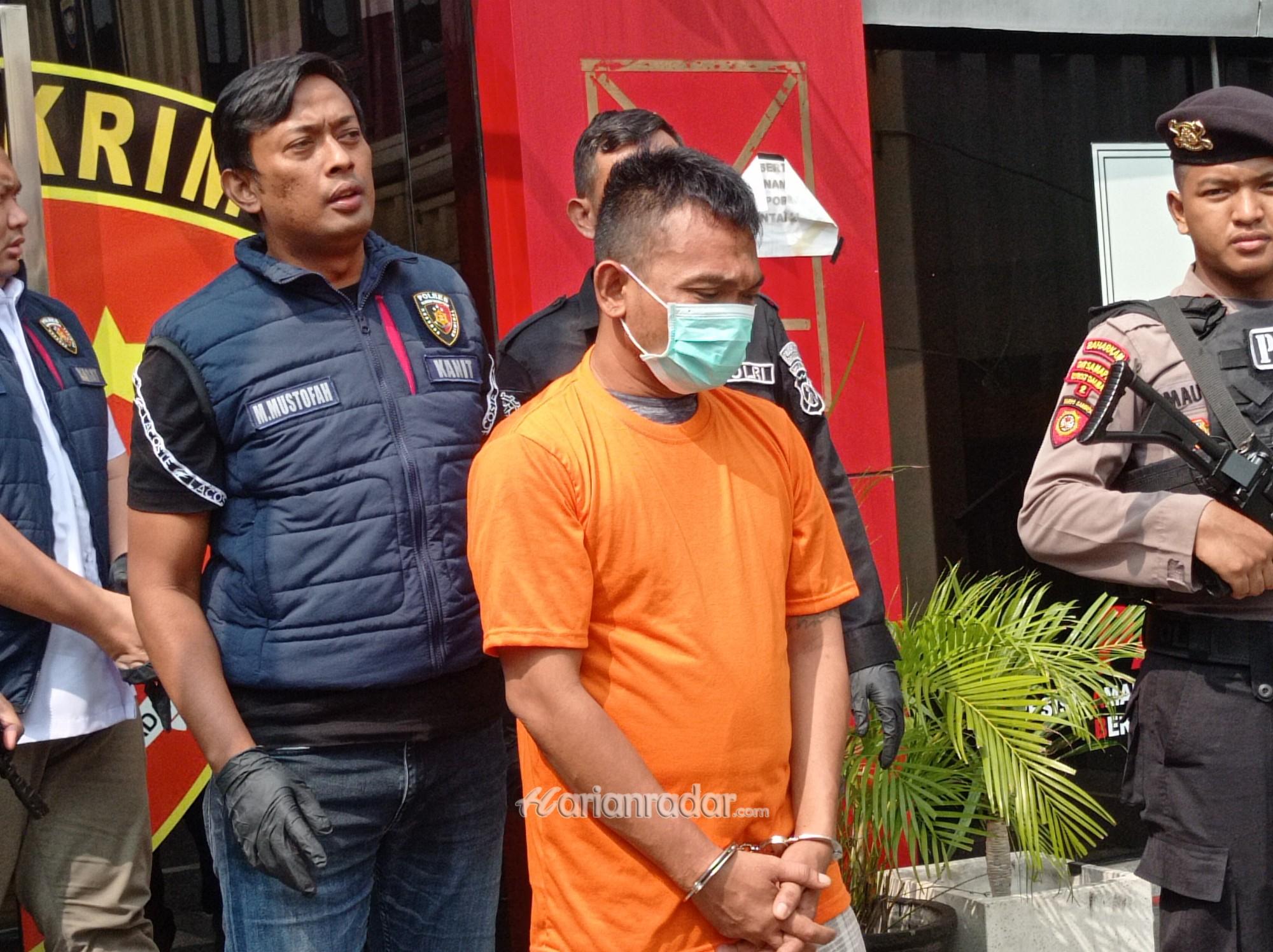 Kanit Jatanras Satreskrim Polres Pelabuhan Tanjung Perak Surabaya, Ipda Mustofah saat mengiring pelaku SA menuju tempat rilis. (foto:samsul -harianradar.com).