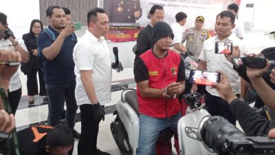 Pemotor Bersandal Paku yang Kempeskan Ban Mobil Akhirnya Ditangkap Polisi, ini Motifnya