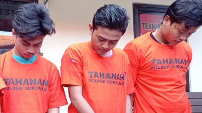 Tiga pelaku jambret handphone dan begal motor bersenjata celurit saat diamankan polisi, (foto:samsul-harianradar.com).