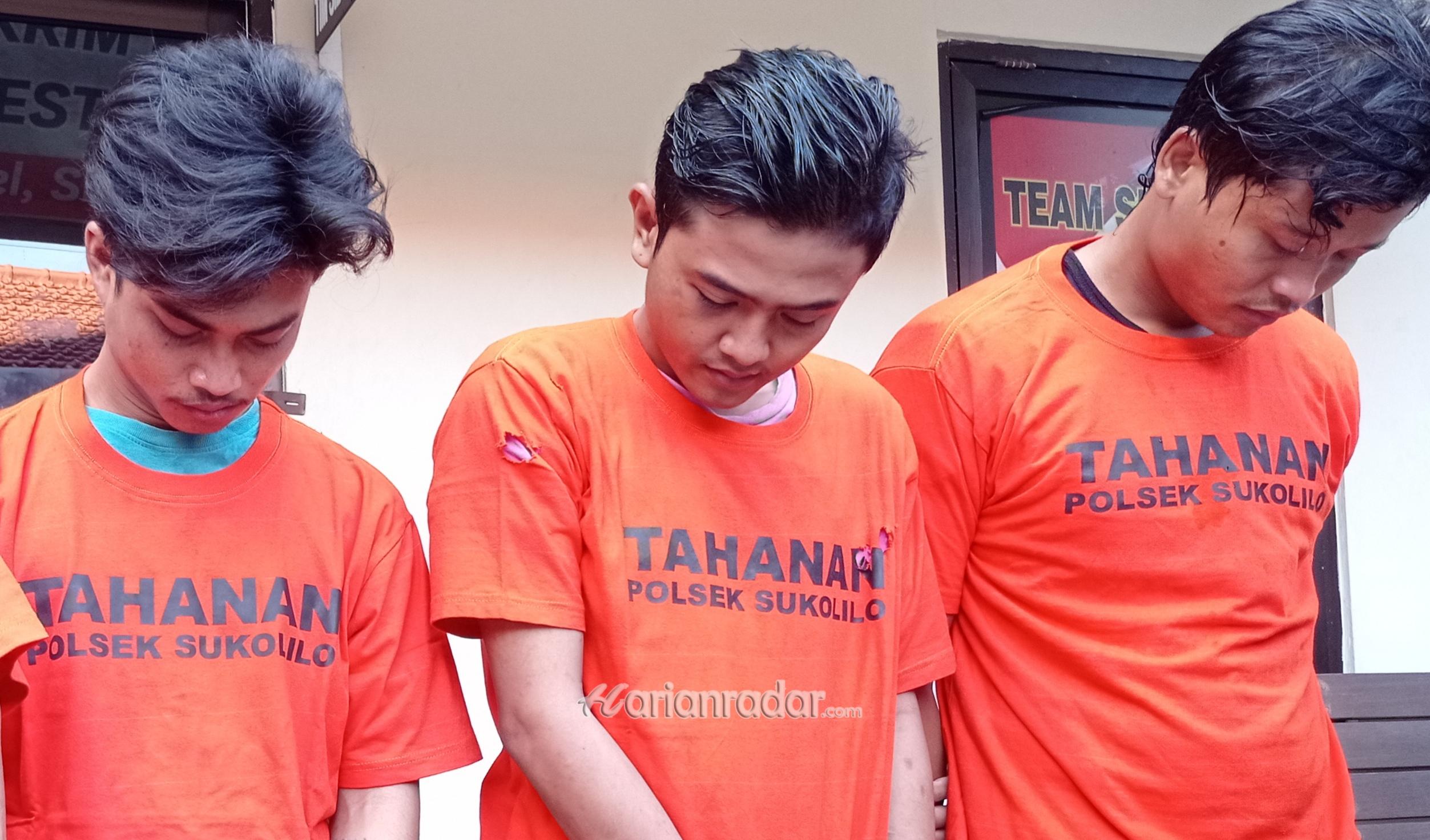 Tiga pelaku jambret handphone dan begal motor bersenjata celurit saat diamankan polisi, (foto:samsul-harianradar.com).