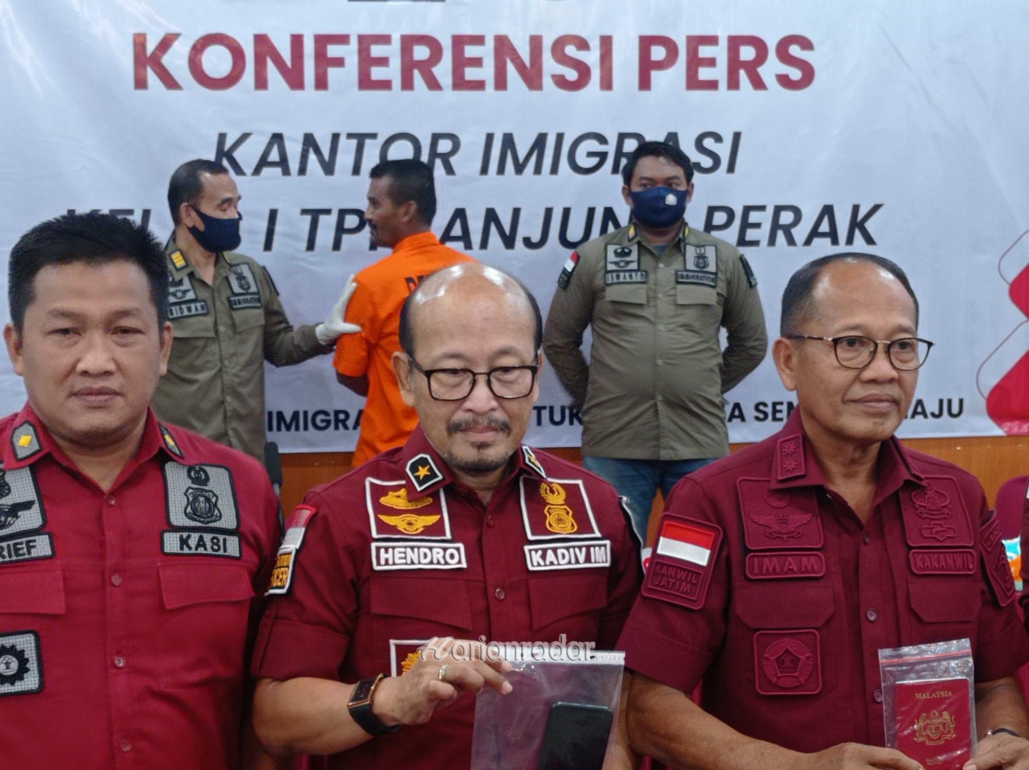 Warga Negara (WN) Malaysia berinisial HBR ditangkap Imigrasi Tanjung Perak Surabaya, (foto:samsul-harianradar.com).