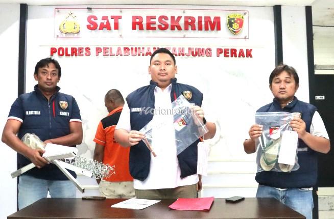 Satreskrim Polres Pelabuhan Tanjung Perak Surabaya berhasil mengamankan dua pelaku yang kedapatan melakukan pencurian kabel milik PT. PLN (Persero) Cabang Perak Surabaya.