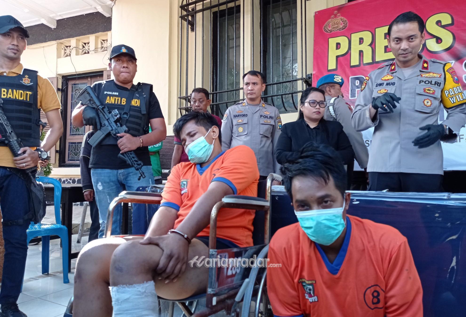 Dua Bandit curanmor 11 tempat kejadian perkara di Surabaya didor satu kakinya oleh pihak kepolisian Polsek Simokerto Polrestabes Surabaya.