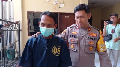Kompol Ardi Purboyo Kapolsek Kenjeran Surabaya, mengiring tersangka masuk ke tahanan (foto:samsul-harianradar.com).