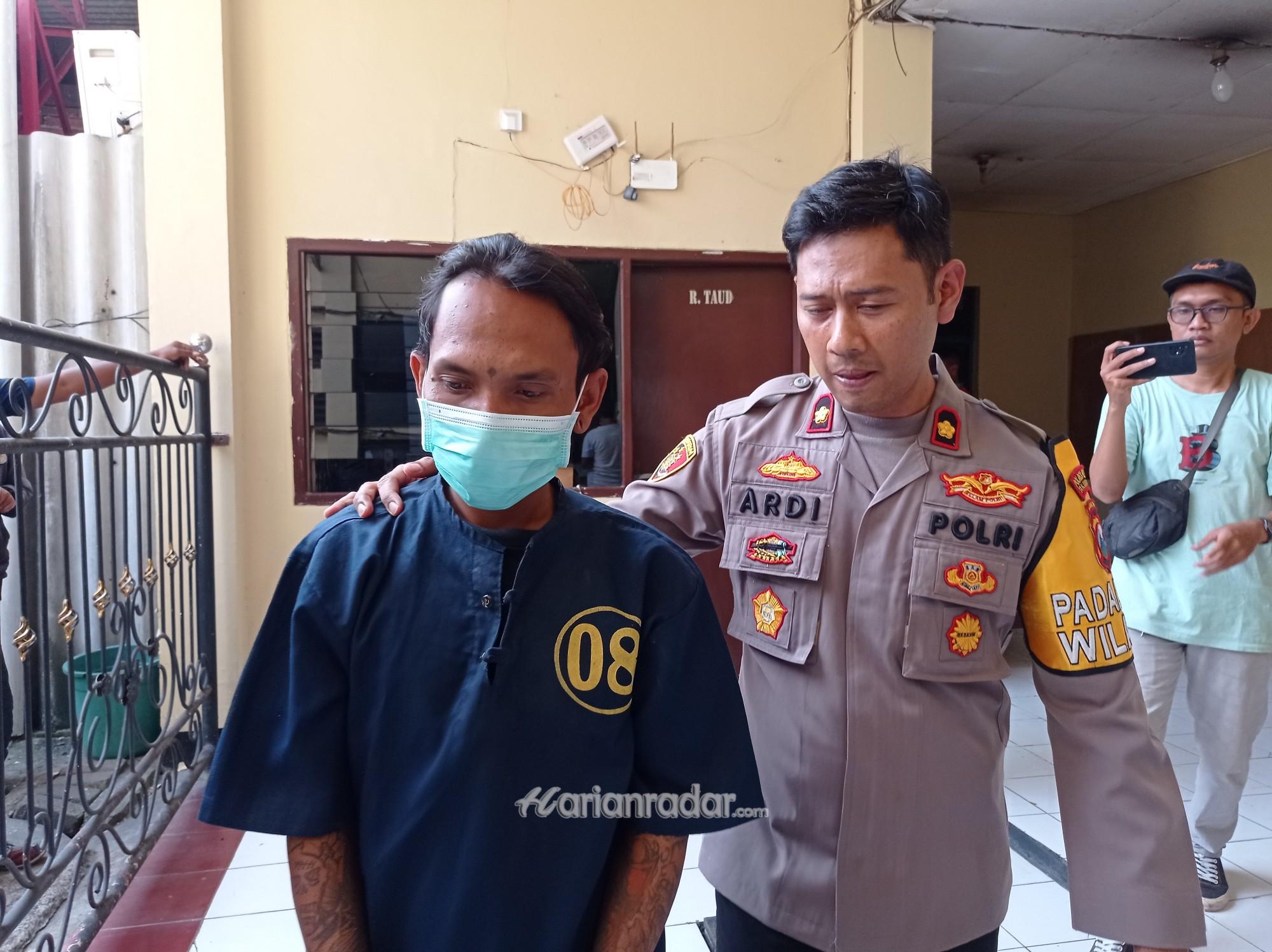 Kompol Ardi Purboyo Kapolsek Kenjeran Surabaya, mengiring tersangka masuk ke tahanan (foto:samsul-harianradar.com).