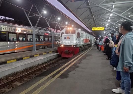 Stasiun Surabaya Gubeng menerima 733.492 pelanggan, Stasiun Surabaya Pasar Turi menerima kedatangan 593.030 pelanggan, dan Stasiun Malang 359.889 pelanggan (foto:samsul-harianrianradar.com).