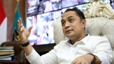 Eri Cahyadi Wali Kota Surabaya memastikan sesuai dengan komitmen pemerintah pusat, tidak akan ada PHK massal dalam kebijakan penghapusan tenaga honorer.