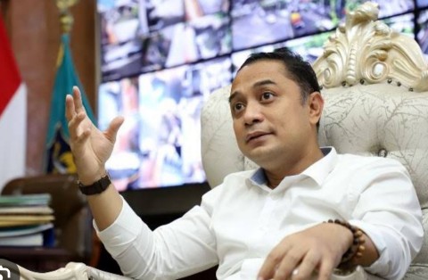 Eri Cahyadi Wali Kota Surabaya memastikan sesuai dengan komitmen pemerintah pusat, tidak akan ada PHK massal dalam kebijakan penghapusan tenaga honorer.