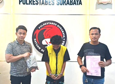 Pegawai bakmi, berinisial APP (21) warga Banyu Urip Wetan Sawahan Surabaya, ditangkap polisi karena mengedarkan ganja di wilayah pasar Jalan Bendul Merisi Surabaya.