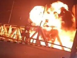 Kereta Api 112 Brantas Tabrak Truk Trailer di Semarang hingga Terbakar