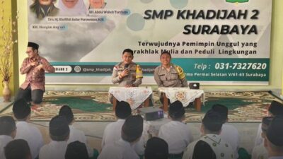 Kapolsek Dukuh Pakis Surabaya Kompol Muhamad Irfan saat memberikan bimbingan kepada murid yang sedang melaksanakan MPLS (Masa Pengenalan Lingkungan Sekolah) di SMP Khadijah 2 Surabaya.