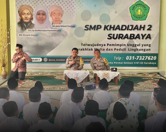 Kapolsek Dukuh Pakis Surabaya Kompol Muhamad Irfan saat memberikan bimbingan kepada murid yang sedang melaksanakan MPLS (Masa Pengenalan Lingkungan Sekolah) di SMP Khadijah 2 Surabaya.