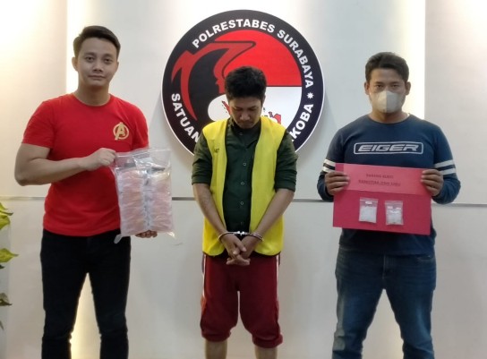 Polisi menggerebek rumah Kontrakan yang dihuni kuli gudang berinisial AH (44) di Jalan Sawah Pulo Kecamatan Semampir Surabaya.